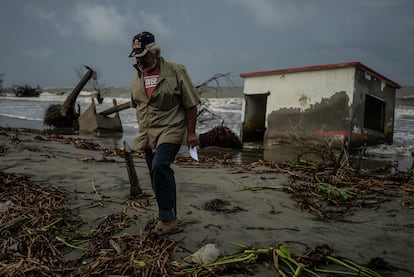 Miguel Ángel Cabrera junto a su casa destruída por el mar en la colonia El Bosque, Tabasco, el 17 de noviembre de 2022.