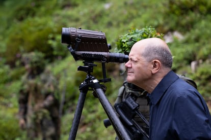 El canciller alemán, Olaf Scholz, en una visita a una unidad del Ejército de Tierra germano.