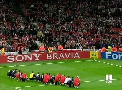 Los jugadores del Slavia piden perdón a sus hinchas tras la goleada.