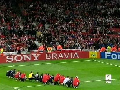 Los jugadores del Slavia piden perdón a sus hinchas tras la goleada.