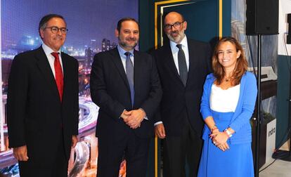 (De Izqda. a Dcha.) El director general de T&D de Indra, Ignacio Mataix; el ministro de Fomento, José Luis Ábalos; el presidente de Indra, Fernando Abril-Martorell; y la directora general de Transportes de Indra, Berta Barrero, esta tarde en el stand de Indra en Innotrans.