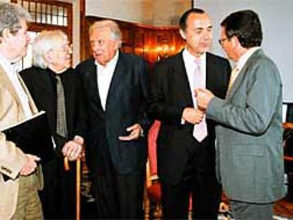 Jorge Herralde, Francisco Porrúa, Francisco Pérez González, Luis Alberto de Cuenca y Emiliano Martínez (de izquierda a derecha), en Santander.