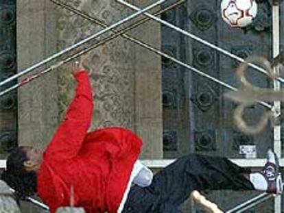 Ronaldinho, rompe un vidrio de la Catedral de Santiago