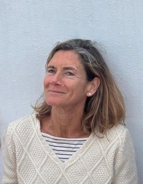 Fiona pasea, se baña y recuerda: una novela sobre la belleza en una isla griega