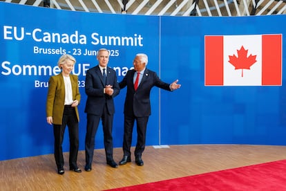 La presidenta de la Comisión Europea, Ursula von der Leyen, al lado del primer ministro de Canadá, Mark Carney, y el presidente del Consejo Europeo, António Costa, este lunes en Bruselas.
