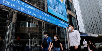 Viandantes junto a la Bolsa de Hong Kong.