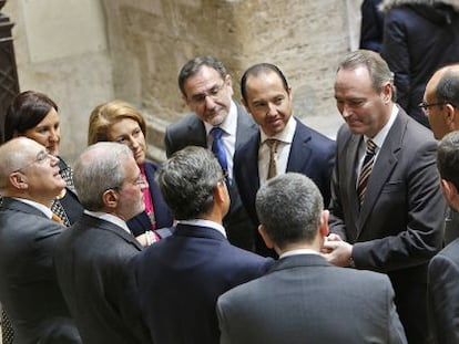 El presidente de la Generalitat y la consejera de Educación, a la izquierda, conversan con los rectores de las universidades.