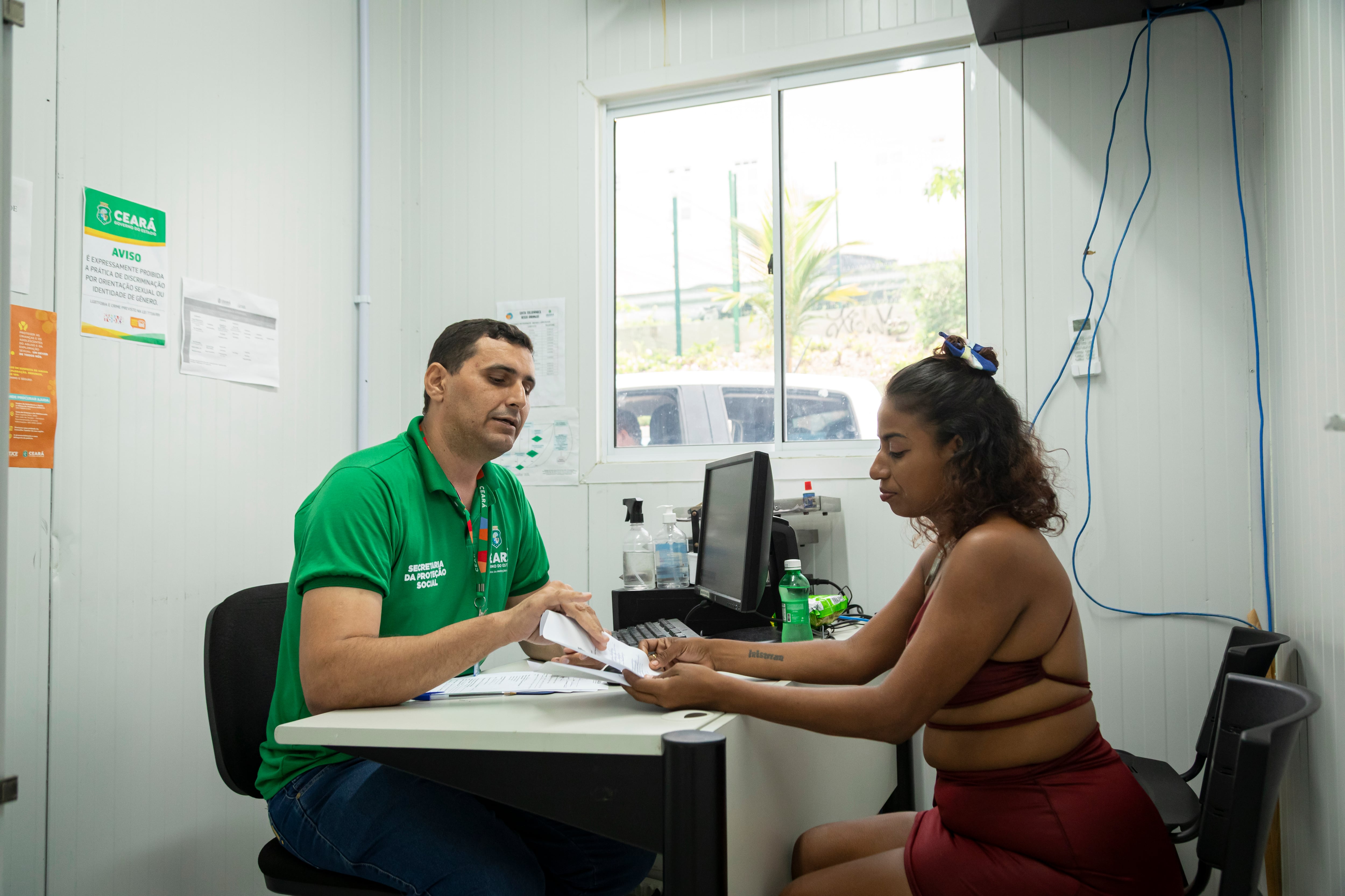 Duchas y abogados gratis para los adictos al crack en Brasil