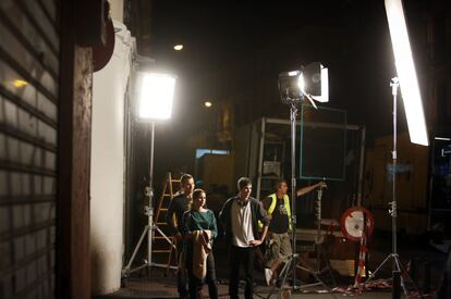 Cuatro personas del equipo observan el rodaje de una escena en la calle madrileña de Fernando VI, el pasado miércoles.