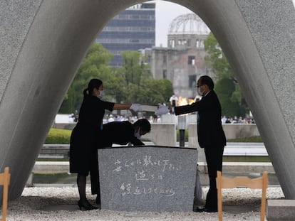 Una representante de las familias de las víctimas entrega una lista con los nombres de los fallecidos al alcalde Kazumi Matsui en la conmemoración del 75 aniversario del lanzamiento de la primera bomba atómica en Hiroshima.