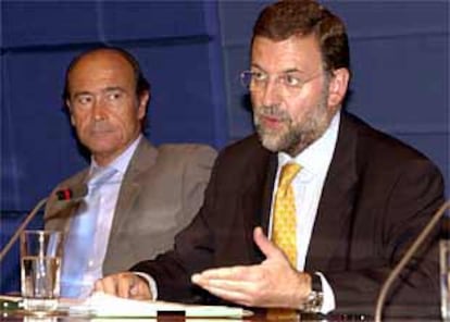 Santiago López Valdivielso y Mariano Rajoy, ayer, en el Ministerio del Interior.