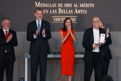 Los reyes, Felipe VI y Doña Letizia, junto al presidente de Canarias, Ángel Víctor Torres (a la izquierda), y el ministro de Cultura y Deporte, Miquel Iceta (a la derecha), entregan al director de cine Agustí Villaronga la Medalla de Oro al Mérito en las Bellas Artes 2021.