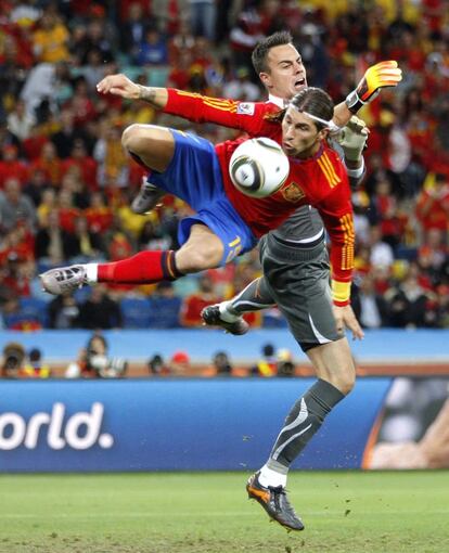 Sergio Ramos, intenta una bolea ante el guardameta suizo, Diego Nenaglio, durante el primer partido del Grupo H de la fase final del Mundial de Sudáfrica 2008 de fútbol, disputado en el estadio Moses Mabhida de Durban. Este fue el único partido del torneo en el que España fue derrotada (1-0). El de Sudáfrica fu el segundo mundial del jugador sevillano, que tenía 25 años.