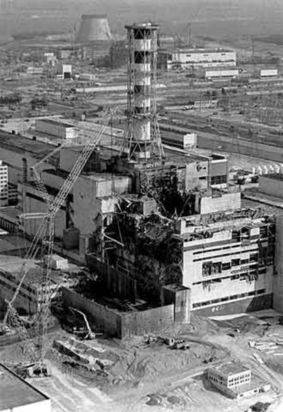 Central nuclear de Chernóbil, en Ucrania, tras su explosión en 1986.