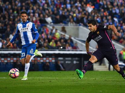 Luis Suárez en el primer gol.