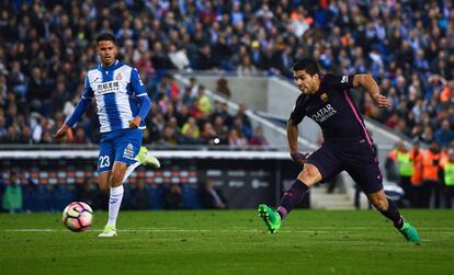 Luis Su&aacute;rez en el primer gol. 