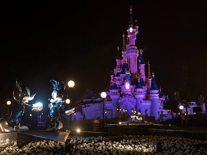 El castillo de la Bella Durmiente del Disneyland Paris, en una imagen nocturna.