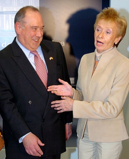 La vicepresidenta primera del Gobierno, María Teresa Fernández de la Vega, con el embajador de EE UU en España, Eduardo Aguirre, antes de la reunión del pasado 13 de enero de 2006 con la Comisión de Seguridad Interior de la Cámara de Representantes de EE UU.