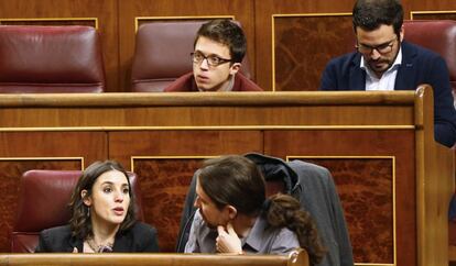 Irene Montero y Pablo Iglesias, en primera línea. Íñigo Errejón, al fondo.