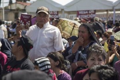 Un grupo de personas asiste al acto del presidente mexicano.