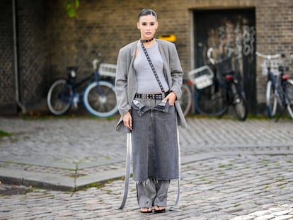 La tendencia groutfit se basa en combinar prendas de ropa en tonalidades grises, como la modelo de la imagen en la  Copenhagen Fashion Week Spring. FOTO: Edward Berthelot. Getty Images.