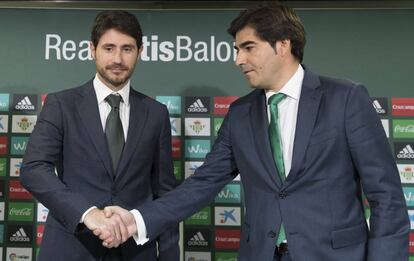 Víctor Sánchez estrecha la mano de Ángel Haro, presidente del Betis.