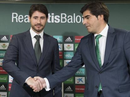 V&iacute;ctor S&aacute;nchez estrecha la mano de &Aacute;ngel Haro, presidente del Betis. 