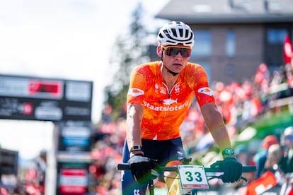 Mathieu van der Poel cruza la meta este domingo en el mundial de mouintain bike celebrado en Suiza.
