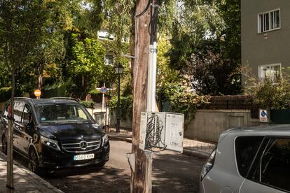 Un poste de luz defectuoso en la colonia.