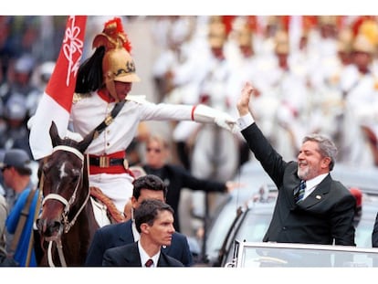 A imagem de Lula desfilando em carro aberto no dia em que tomou posse para o primeiro mandato como ex-presidente, em janeiro de 2003, foi vendida a 13.000 reais e assinada por Lula em 25 de dezembro de 2018. O leilão foi realizado por um grupo de fotógrafos que doaram o valor à defesa do ex-presidente, preso após a condenação no processo referente ao tríplex do Guarujá (SP). Em fevereiro deste ano, Lula foi novamente condenado por corrupção e lavagem de dinheiro, desta vez pelo caso que envolve o sítio de Atibaia (SP), a 12 anos e 11 meses de prisão pela juíza Gabriela Hardt, que substitui temporariamente o ministro da Justiça, Sérgio Moro, no caso.
