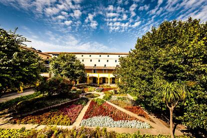 L’Espace Van Gogh, el antiguo hospital de Arlés en el que estuvo internado el artista.