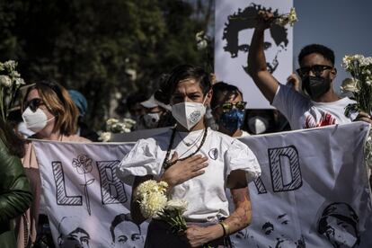 Desde el medio día se comenzaron a congregar en las afueras de la Embajada cubana en Ciudad de México. Ante una presencia de simpatizantes del Gobierno cubano y una fuerte presencia de seguridad.