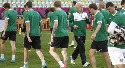 Trapattoni, ayer durante el entrenamiento de Irlanda.