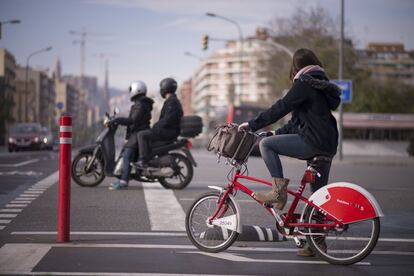 Una usuària del Bicing circula per Barcelona.