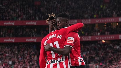 Los hermanos Williams, Nico e Iñaki, celebran un gol durante el partido de esta noche.