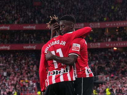 Los hermanos Williams, Nico e Iñaki, celebran un gol durante el partido de esta noche.