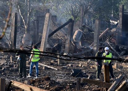 Civil guards inspect the area affected by the explosion of a fireworks storehouse in Tui, on May 23, 2018. / AFP PHOTO / MIGUEL RIOPA