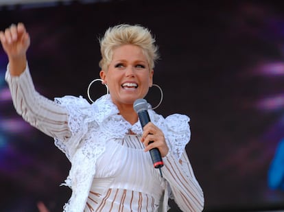 Xuxa performing in Copacabana, circa 2006.