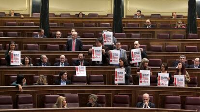 Una decena de diputados del PSOE se han levantado de sus escaños durante la sesión plenaria del Congreso con carteles de UGT en favor de la huelga, que han retirado voluntariamente tras unos segundos y después de la intervención del presidente del Congreso, Jesús Posada. Tras apuntar que muchos de los que protestaban habían sido diputados en otras legislaturas y conocían las normas, Posada les ha recordado que 'está prohibido manifestarse con pancartas en el hemiciclo' y les ha rogado que las retiraran.