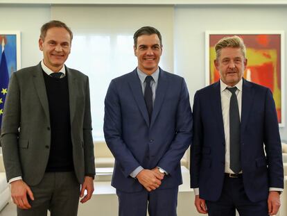 El presidente del Gobierno, Pedro Sánchez, con el jefe del Grupo Volkswagen, Oliver Blume (izquierda), y el jefe de Seat, Wayne Griffiths (derecha), en febrero de 2023 en La Moncloa (Madrid).