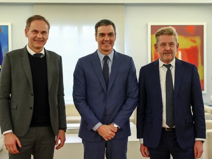 El presidente del Gobierno, Pedro Sánchez, entre el consejero delegado de Grupo Volkswagen, Oliver Blume, y el presidente de SEAT, Wayne Griffiths, este martes.