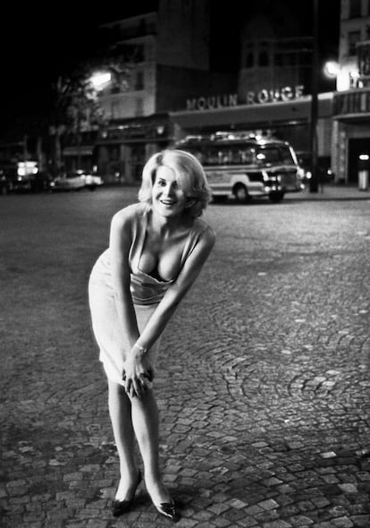 'Gina', en una fotografía de Christer Strömholm realizada en Place Blanche, París, en 1961.