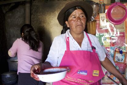 Victoria Cárdenas y otras mujeres participantes en el programa dan charlas a otras madres de la zona para difundir el consumo del charqui de vísceras y la sangrecita. Gracias a esta y otras medidas impulsadas por la cooperación y los servicios de salud, la anemia ha bajado en esta zona de 74,3% a 62,1%. Aunque, según Henry Torres, coordinador de Acción Contra el Hambre, en las familias que han desarrollado la práctica de la deshidratación de las vísceras “es un poco más notoria la disminución”.