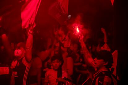 Aficionados de Atlas celebran a las afueras del hotel donde se concentra el equipo una noche antes de la final en la ciudad de Guadalajara.