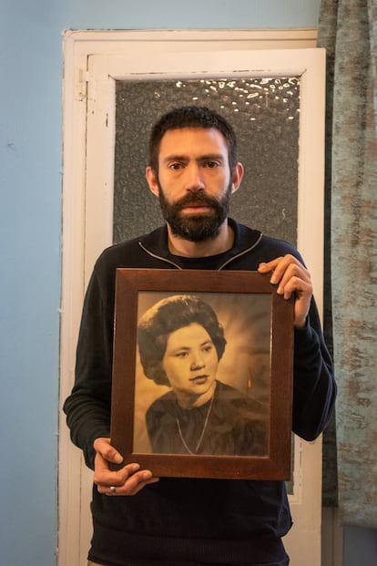 Antolín Sánchez, subrogado de primera generación, con el retrato de su abuela, de la que heredó el contrato de alquiler.