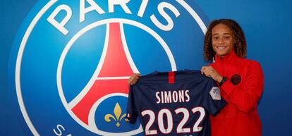 Xavi Simons posa con la camiseta del PSG.