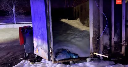 Contenedor de residuos junto al que se ha localizado el cadáver de un varón fallecido por quemaduras, en Parla.
