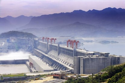 Una obra que los propios chinos definan como descomunal tiene que serlo. La Presa de las Tres Gargantas lo es. Comenzó a construirse a finales de 1994 en el curso del río Yangtsé, junto a la ciudad de Yichang, en el centro de China, con el doble propósito de responder a la creciente demanda energética de Shanghái y alrededores y de reducir las inundaciones y crecidas del mayor río de Asia. Es la planta hidroeléctrica más grande del mundo en extensión y en capacidad instalada. También obligó al desplazamiento forzoso de entre uno y dos millones de personas, aunque eso es algo que no se suele contar en las visitas turísticas guiadas que organiza.