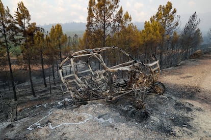 Un vehículo calcinado, este miércoles, en el incencio de Bejís (Castellón).