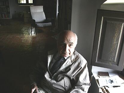 Francisco Brines, en su casa de La Oliva fotografiado por Jesús Císcar.